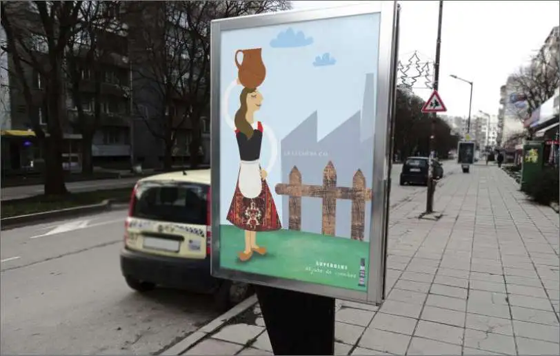 Campaña gráficas en varios Mupis para SuperGlue