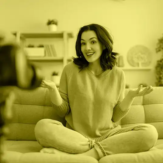 Mujer grabando su vlog